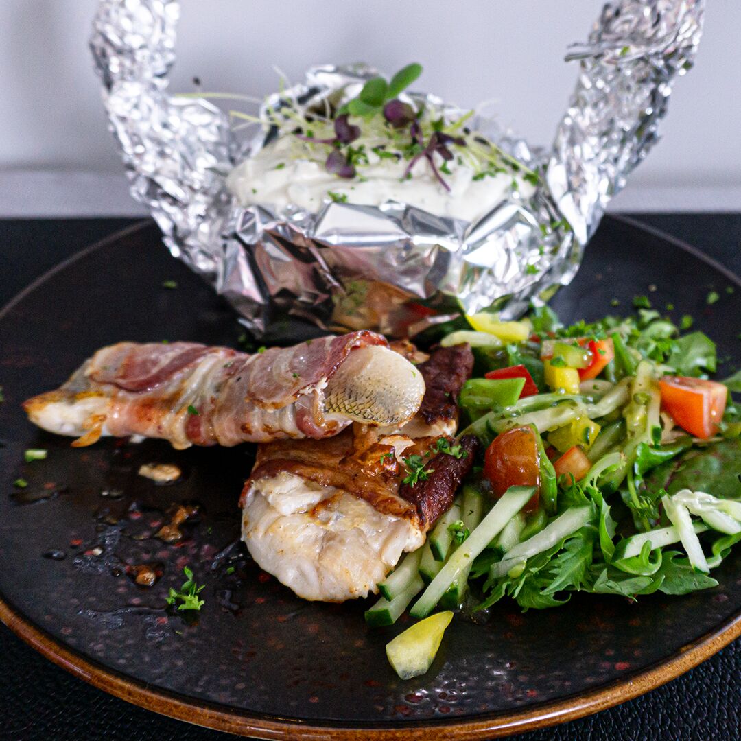 Zander im Speckmantel mit Ofenkartoffel und Kräuterquark