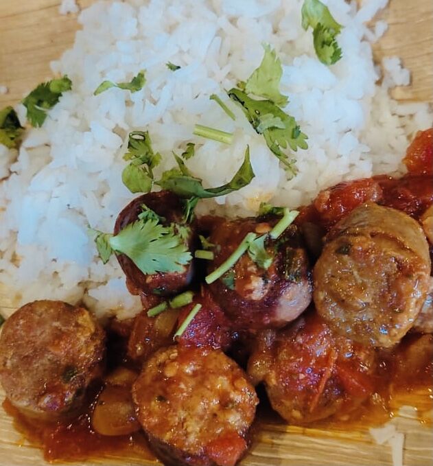 Rougail saucisses accompagné de son riz nature
