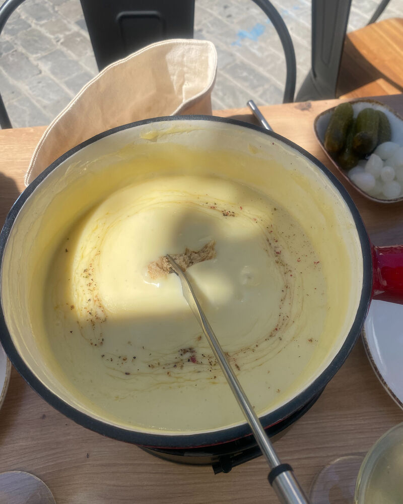 Swiss cheese fondue / Fondue de queso suizo