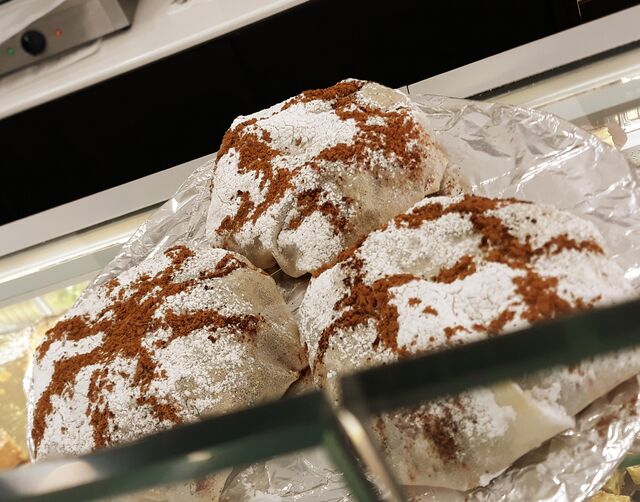 Pastillas : délicieuse préparation à base de poulets et amandes enveloppée d'une feuille de brick.