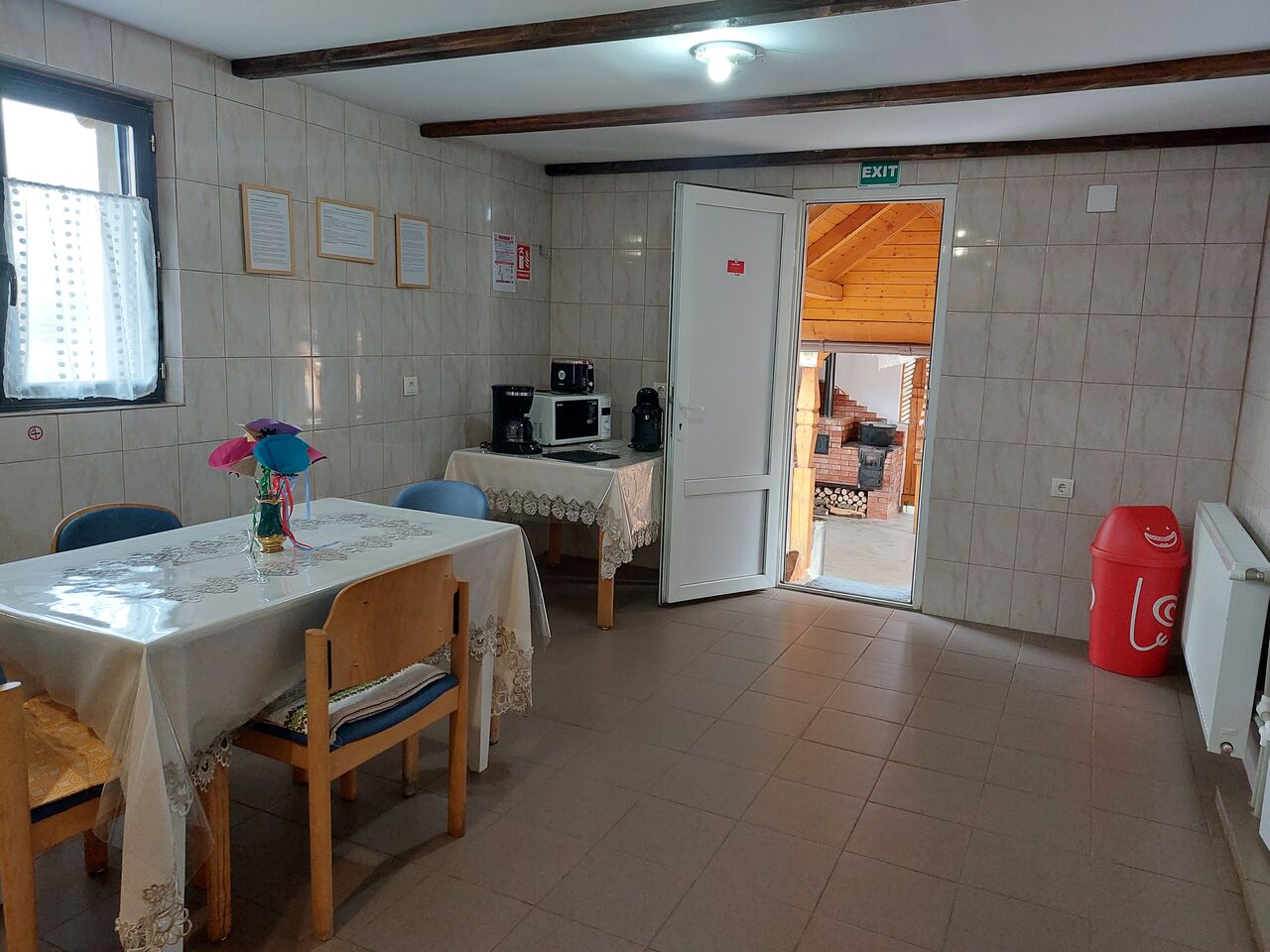 Bucătăria și ieșirea la terasă