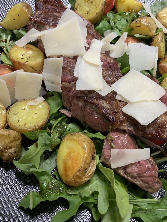 La Tagliata de Boeuf de Champagne-Ardennes,Pommes de Terre Grenaille, Roquette, Tomates Cerises,
Pétales de Grana Padano et Bas