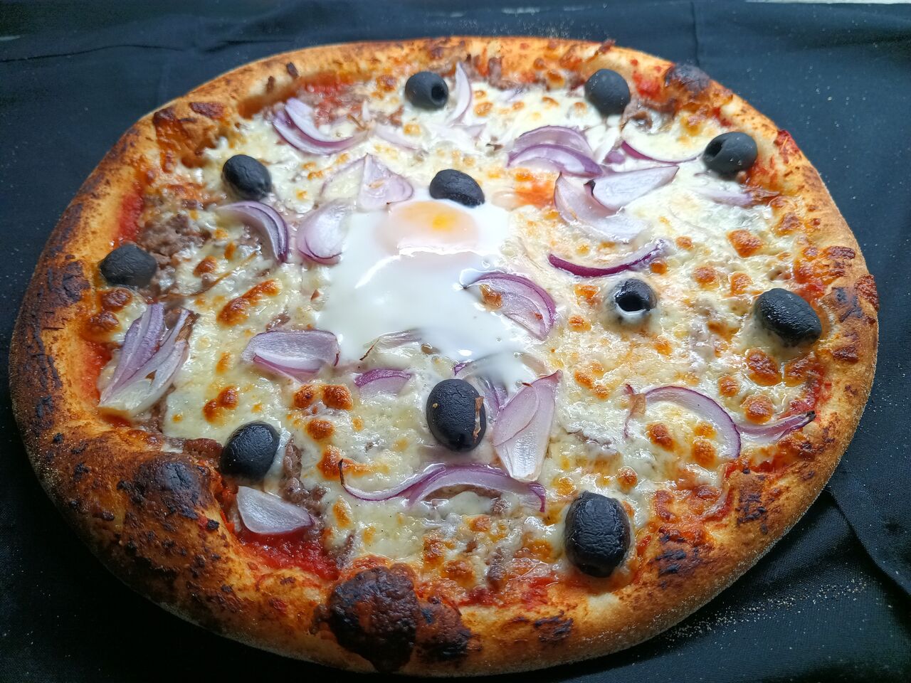 La bolognaise :base tomate viande de bœuf hachée mozzarella oignons olive