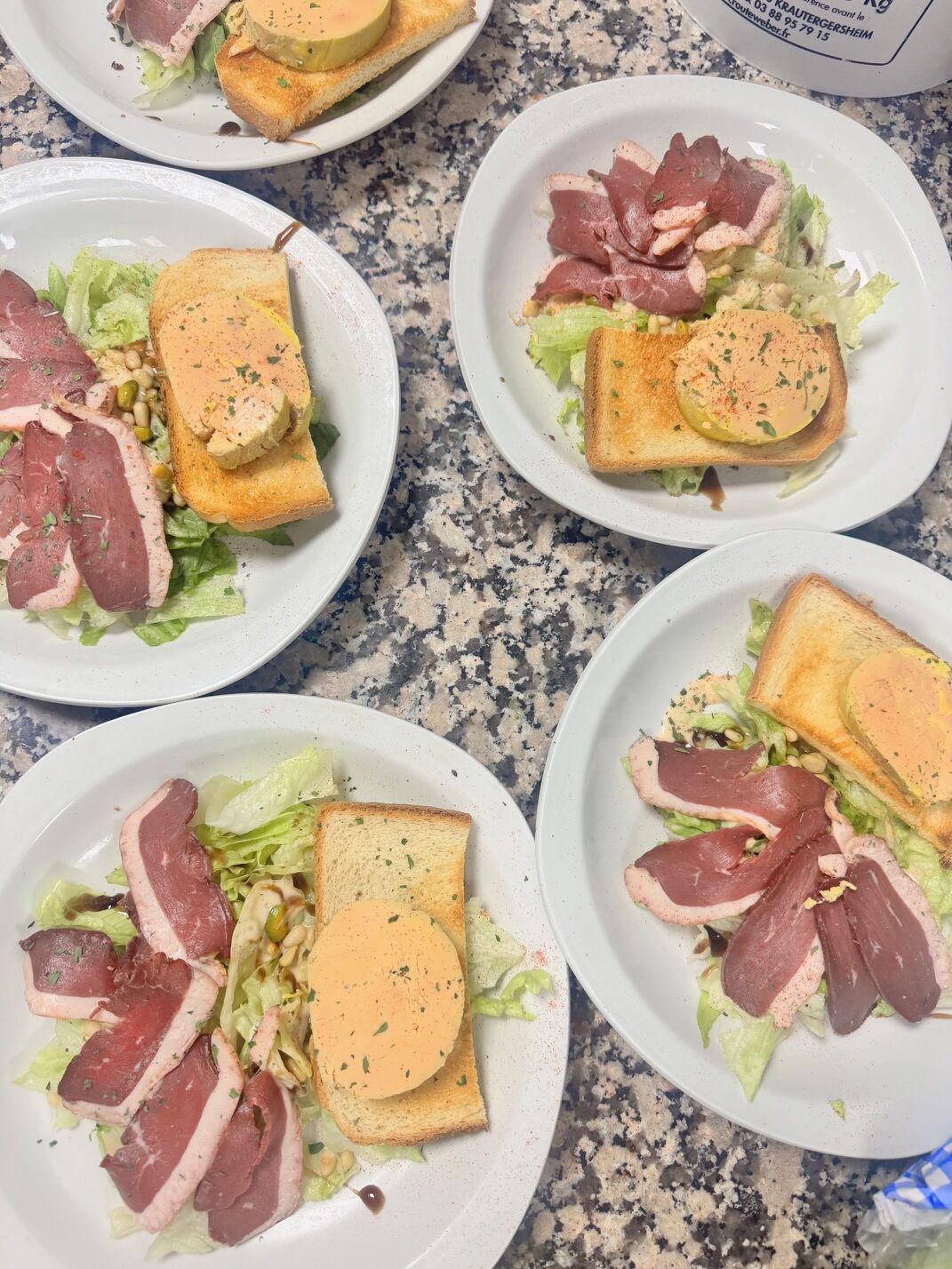 Magret de canard fumé et toast de foie gras du Chef