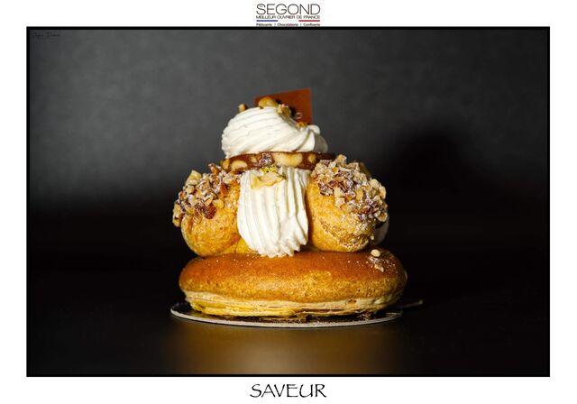 Saveur / Pâte à choux, croustillant amande et cacahuète, coeur tendre au praliné noisette,crème montée et vanille.