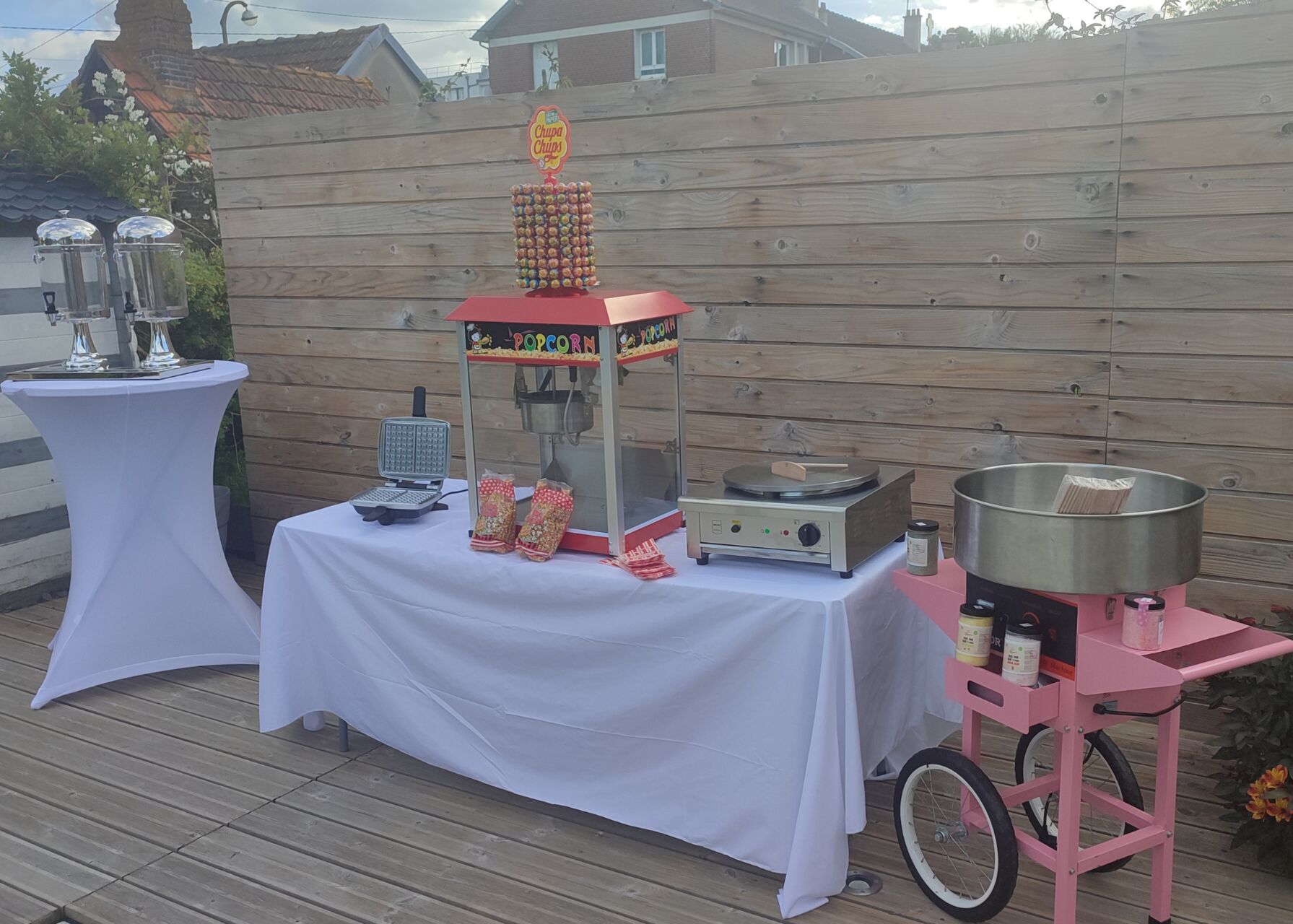 location machine a barbe a papa pop corn crêpière distibuteur de boissons candy bar manges debout