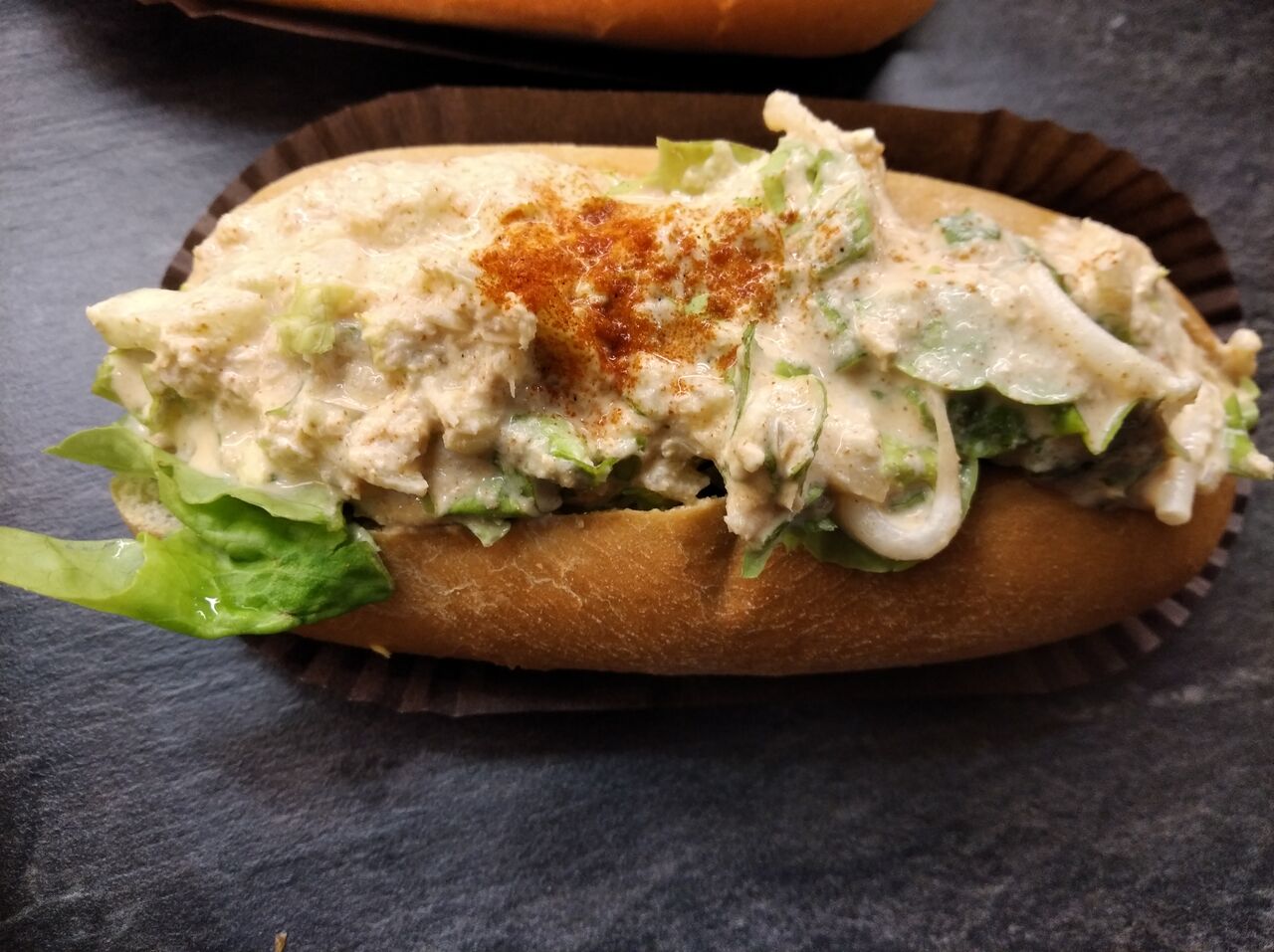 Crab'Roll (pain bretzel, mayonnaise curry, salade, concombre, germes de betterave