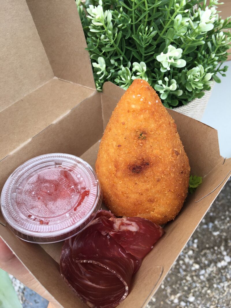 les arancinis ( boule de riz panée , coeur bolognaise mozzarella ) accompagné de sa sauce tomate Et de sa tranche de coppa. 