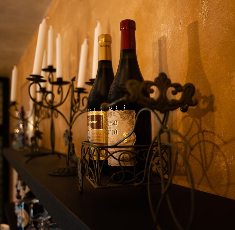 dettaglio con candelabri in ferro battuto, vini selezionati italiani