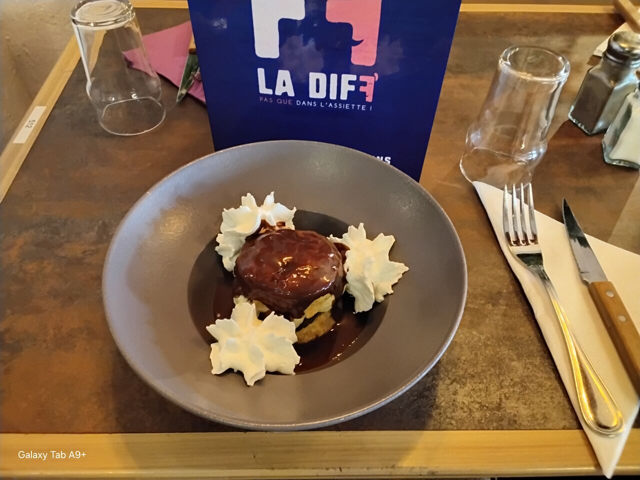 Profiterole Géant, Glace Vanille, Chocolat Chaud et Chantilly