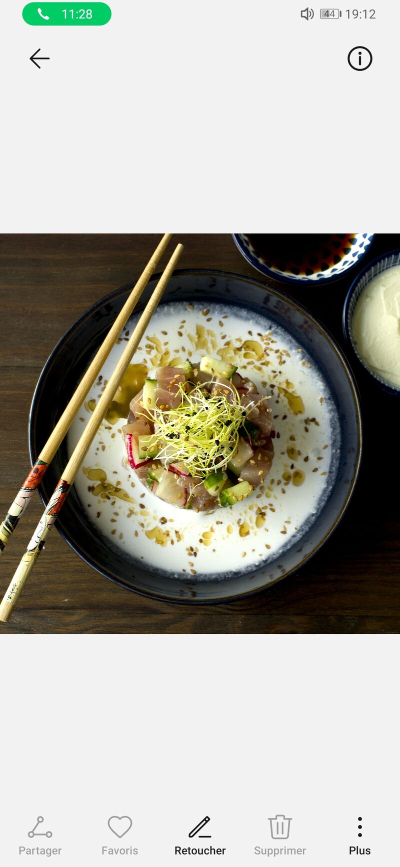 Tartare de thon au lait de coco. 