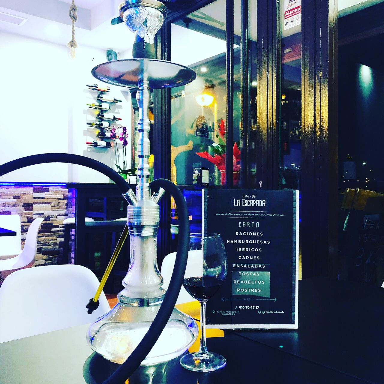 Vente a pasar un buen rato con música moderna , cachimbas de todos los sabores ,variedad de copas y de cocktails.