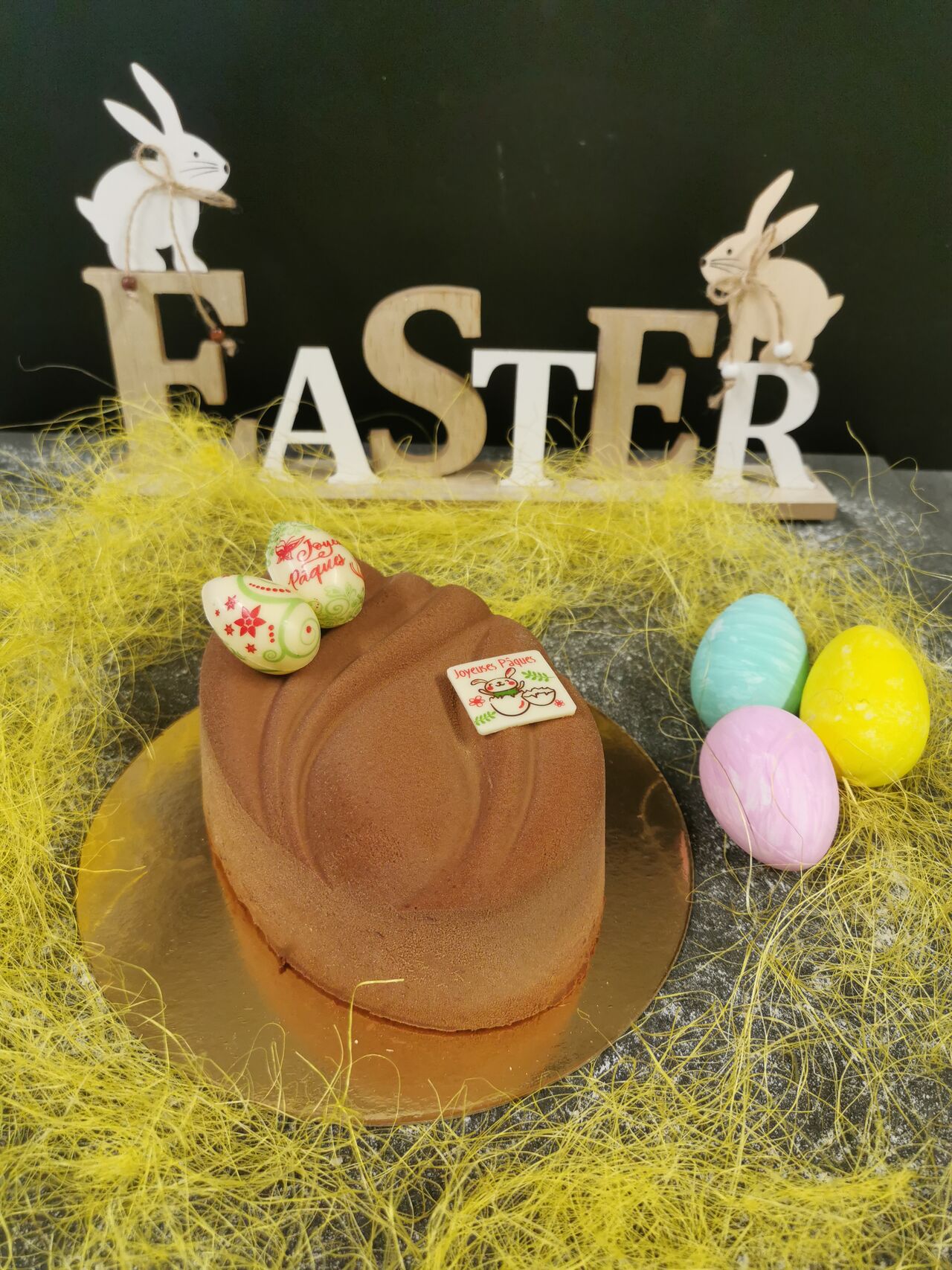 SPECIAL PÂQUES
Mousse Chocolat noir
Poires caramélisées
Craquant chocolat
Taille unique 6personnes
Prix : 22euros 