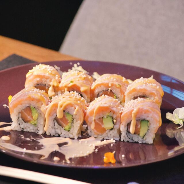Aburi salmon roll