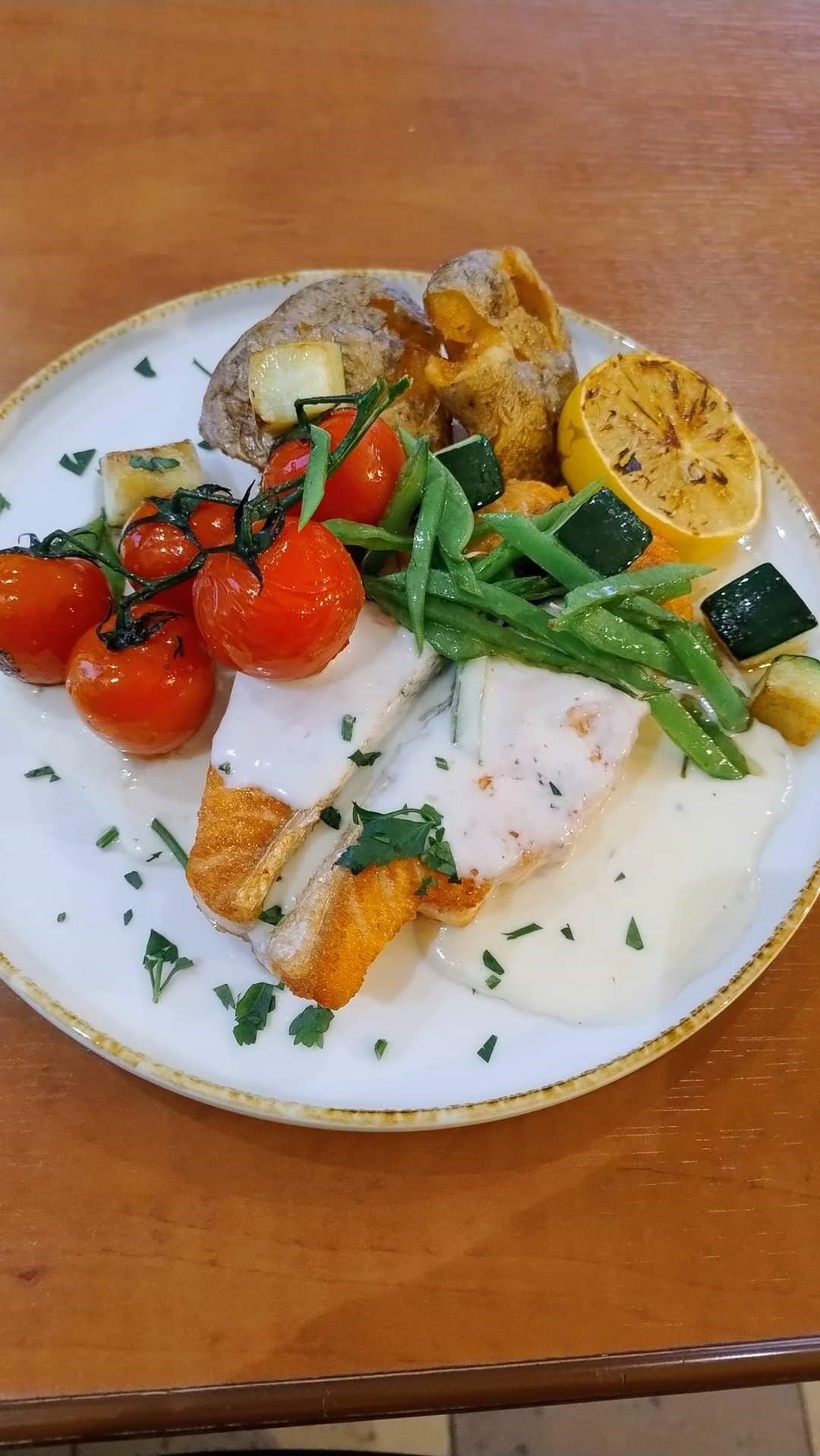 Filet z łososia w kremowym sosie z nutą cytryny | Salmon Fillet in Creamy Sauce with a Hint of Lemon