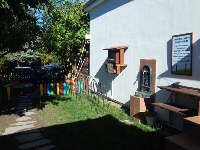 Sezónní zahrádka s obsluhou - Dobíjecí zóna pro elektrokola.