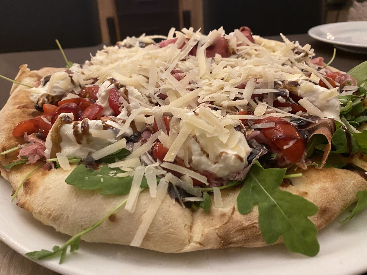Pizza buttata, pomodorini, rucola e parma