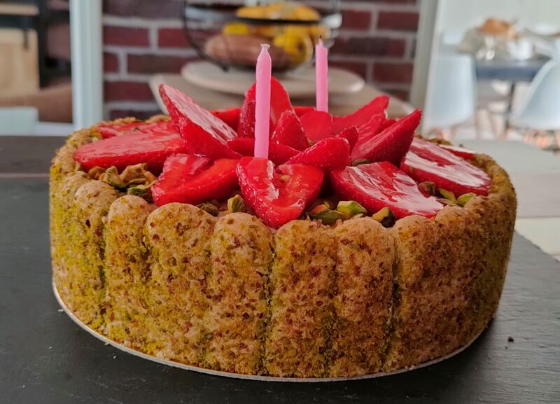 Charlotte aux fraises et à la pistache (mousse bavaroise à la pistache)