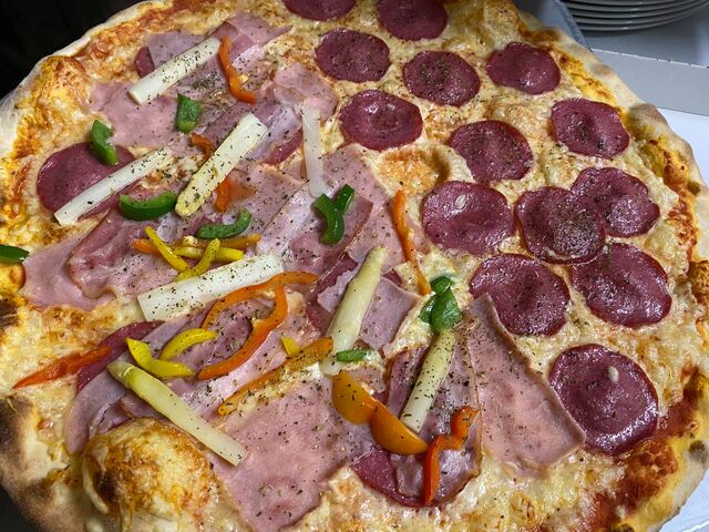 Familienpizza zum Mitnehmen
