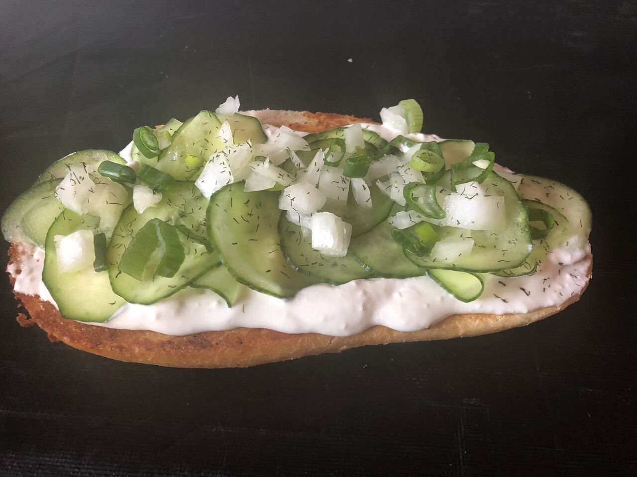 Mit Knoblauchcreme, Gurken und Zwiebeln 