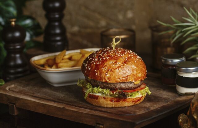 Burger maison, viande fraiche et frites maison