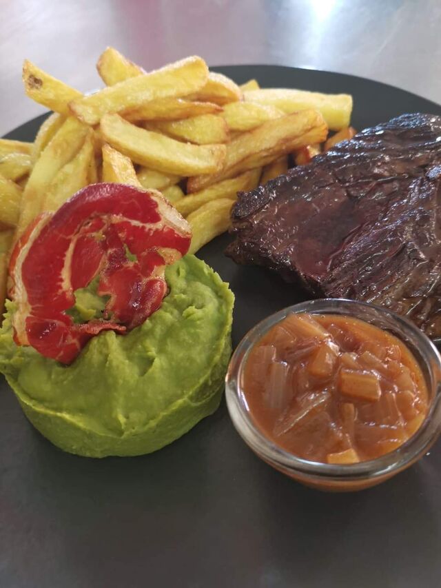 Plat du jour : bavette échalotes, frites et sa mousseline de petits pois. 