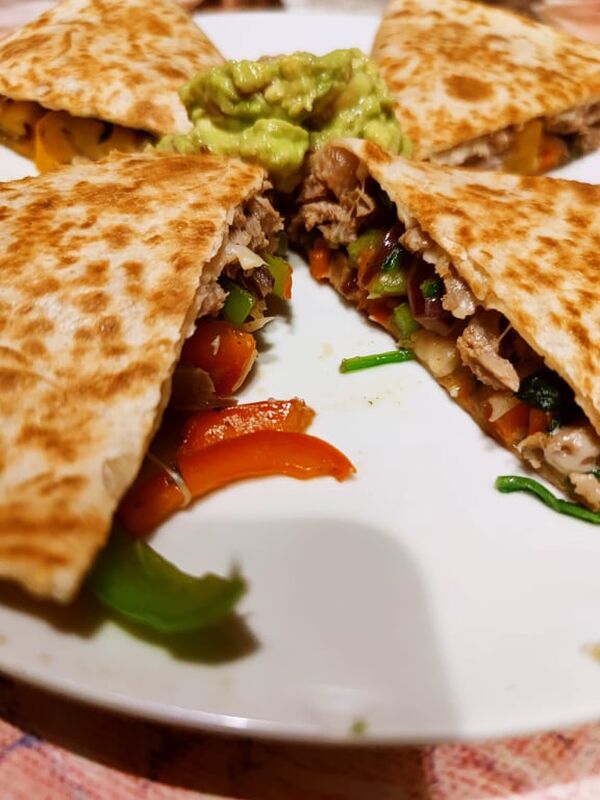 Quesadilla viande au choix, épinard, poivrons, oignons, champignons, mozzarella, crème au fromage
Existe aussi en veggie