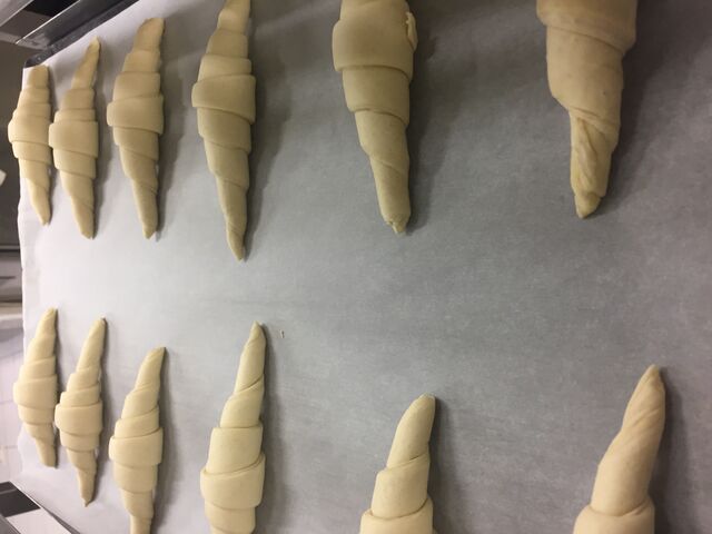 Croissants au beurre en attente de cuisson 