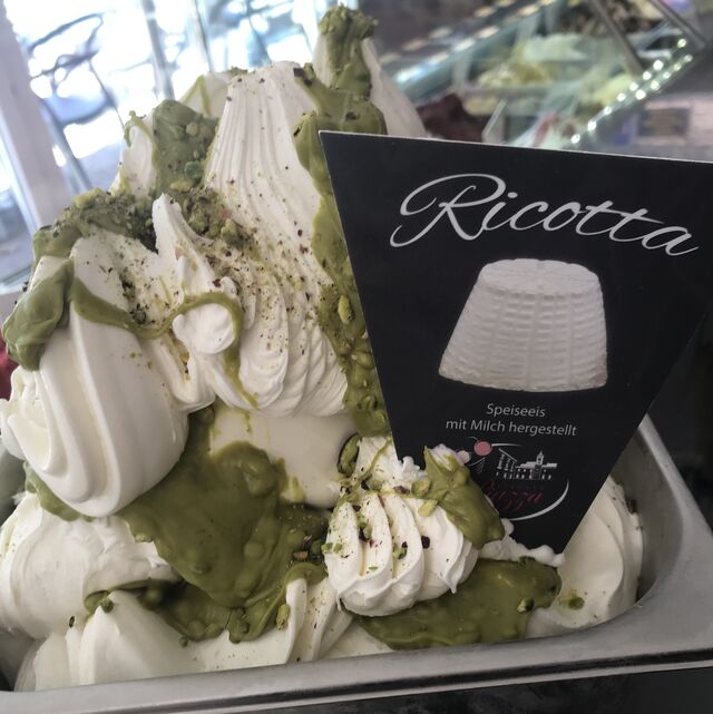 Ricottaeis verfeinert mit Pistaziencrème