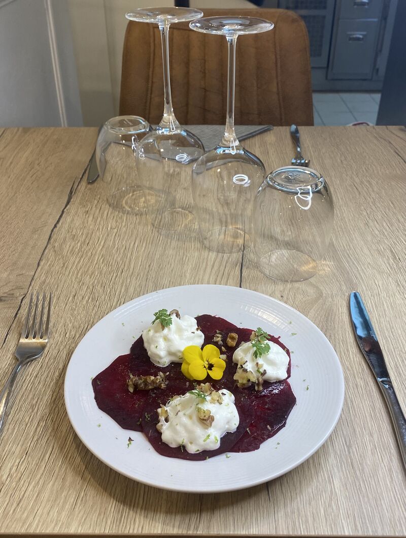 Carpaccio de betterave avec son huile citron et sa mousse chèvre au noix