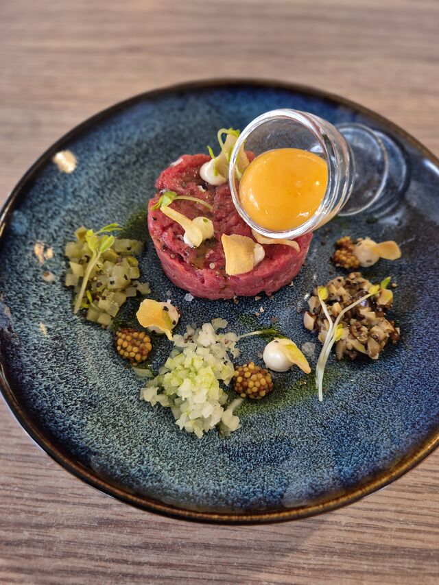 Tatar wołowy z jajkiem