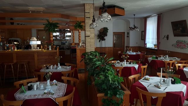 In unserer Gaststube finden bis zu 45 Personen Platz.