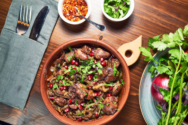 Кучмачі - тушковані курячі сердечка та печінка з цибулею, зеленню та спеціями