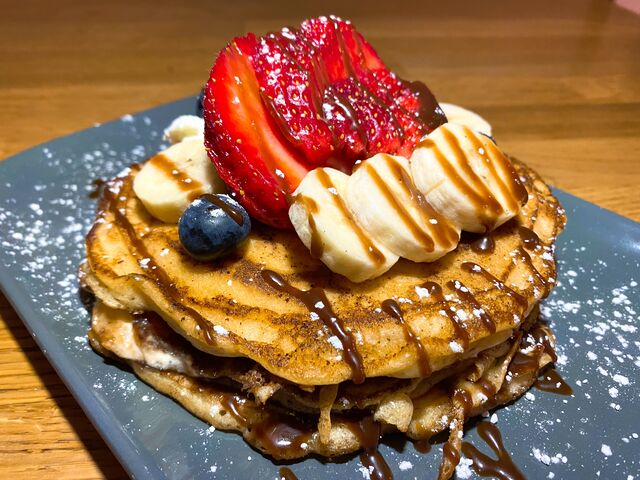 Tortitas con chocolate y frutas de temporada