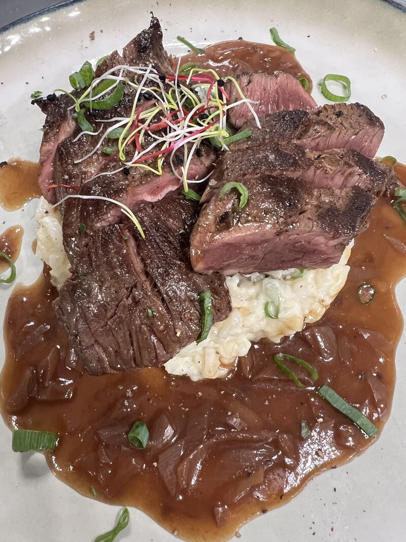 L’Onglet de Boeuf Angus, Sauce Échalotes et Risotto au Parmesan