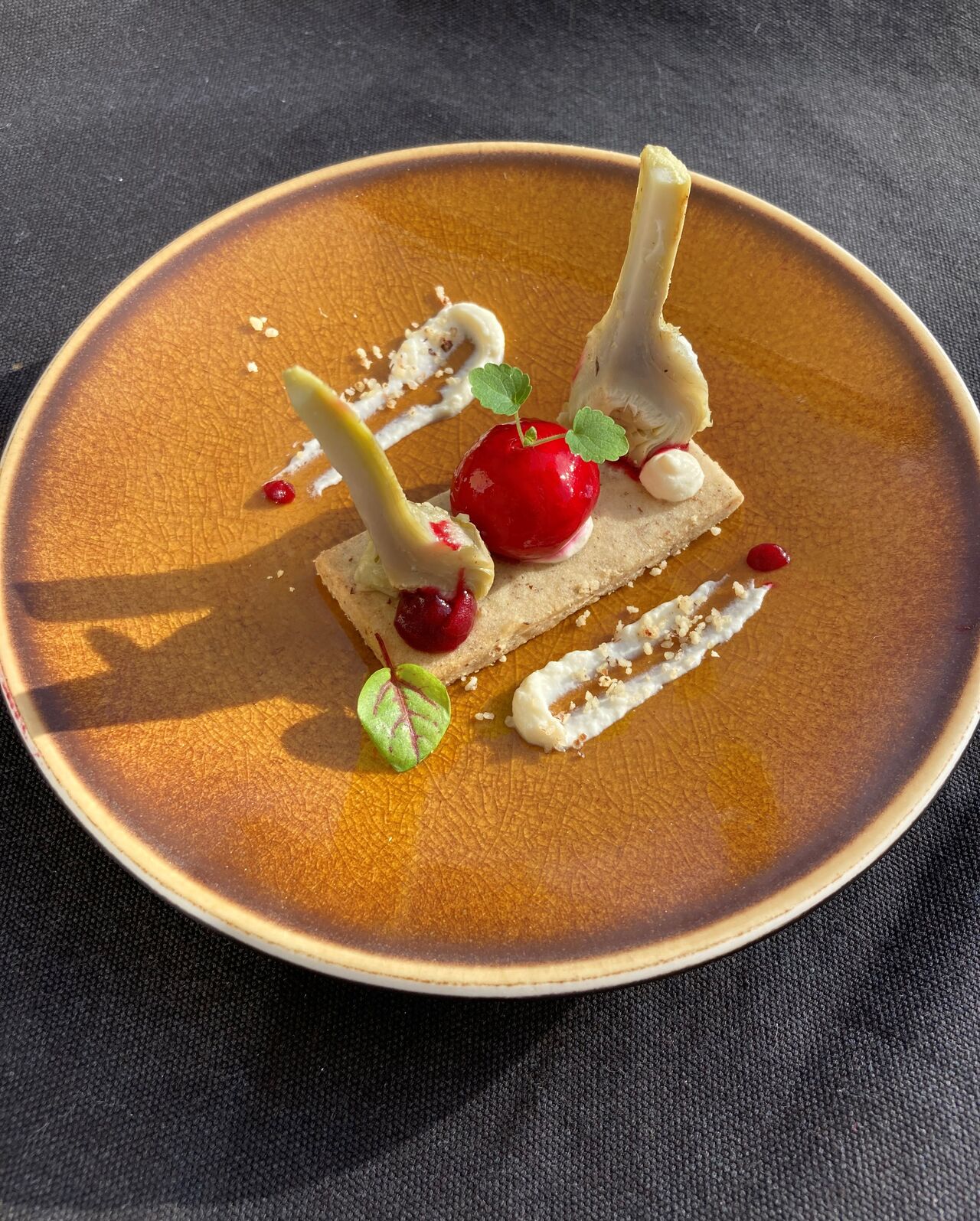 Confiné dans ma cuisine, réconforté par une sphère de mousse de foie gras enrobée de jus de betterave et de porto