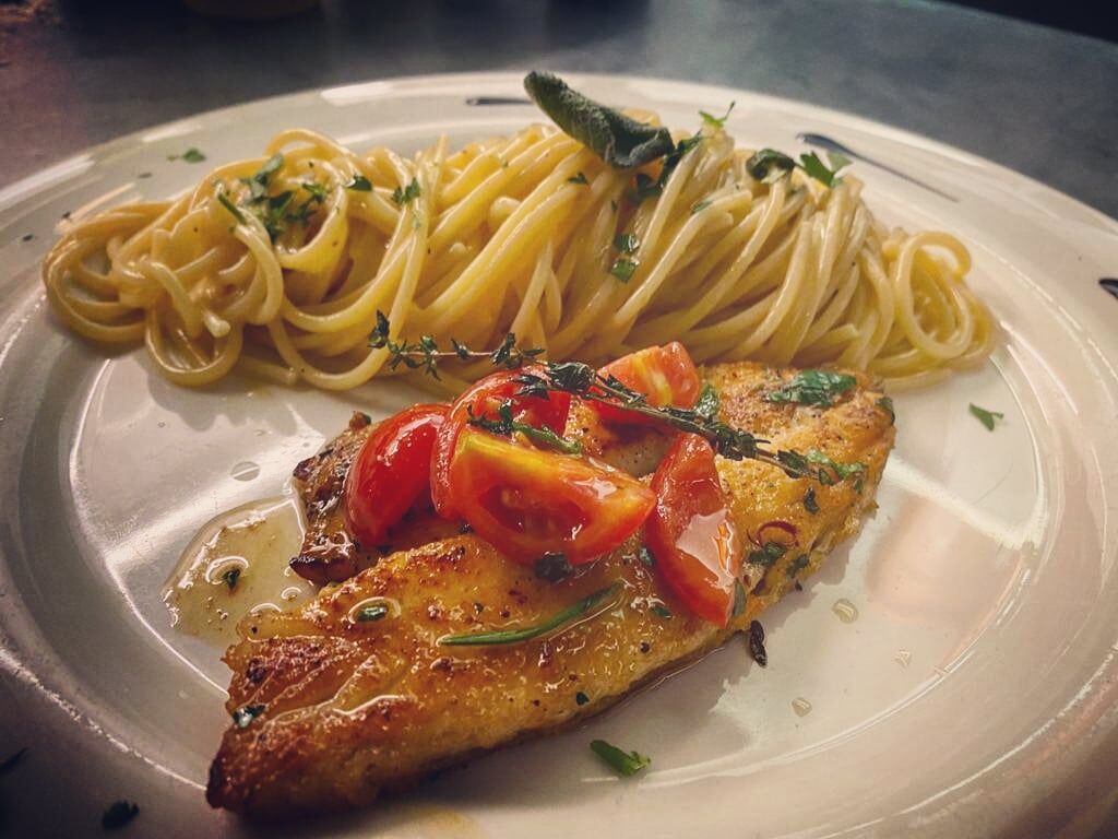 Doradenfilet an Spaghetti mit Butter und Salbei