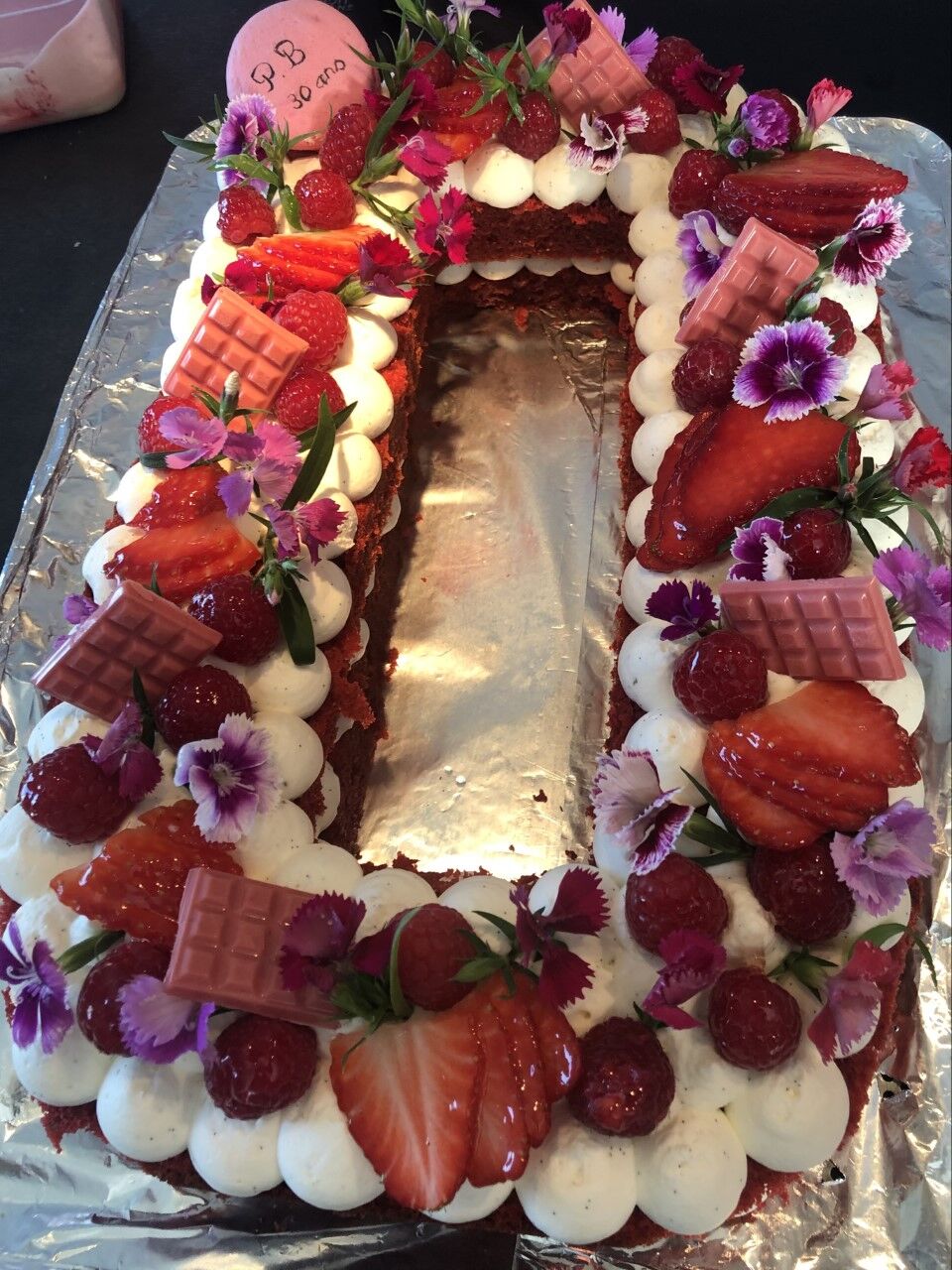 Number cake avec gâteau red velvet , crème chantilly/ mascarpone parfumée à la vanille et des fruits frais .