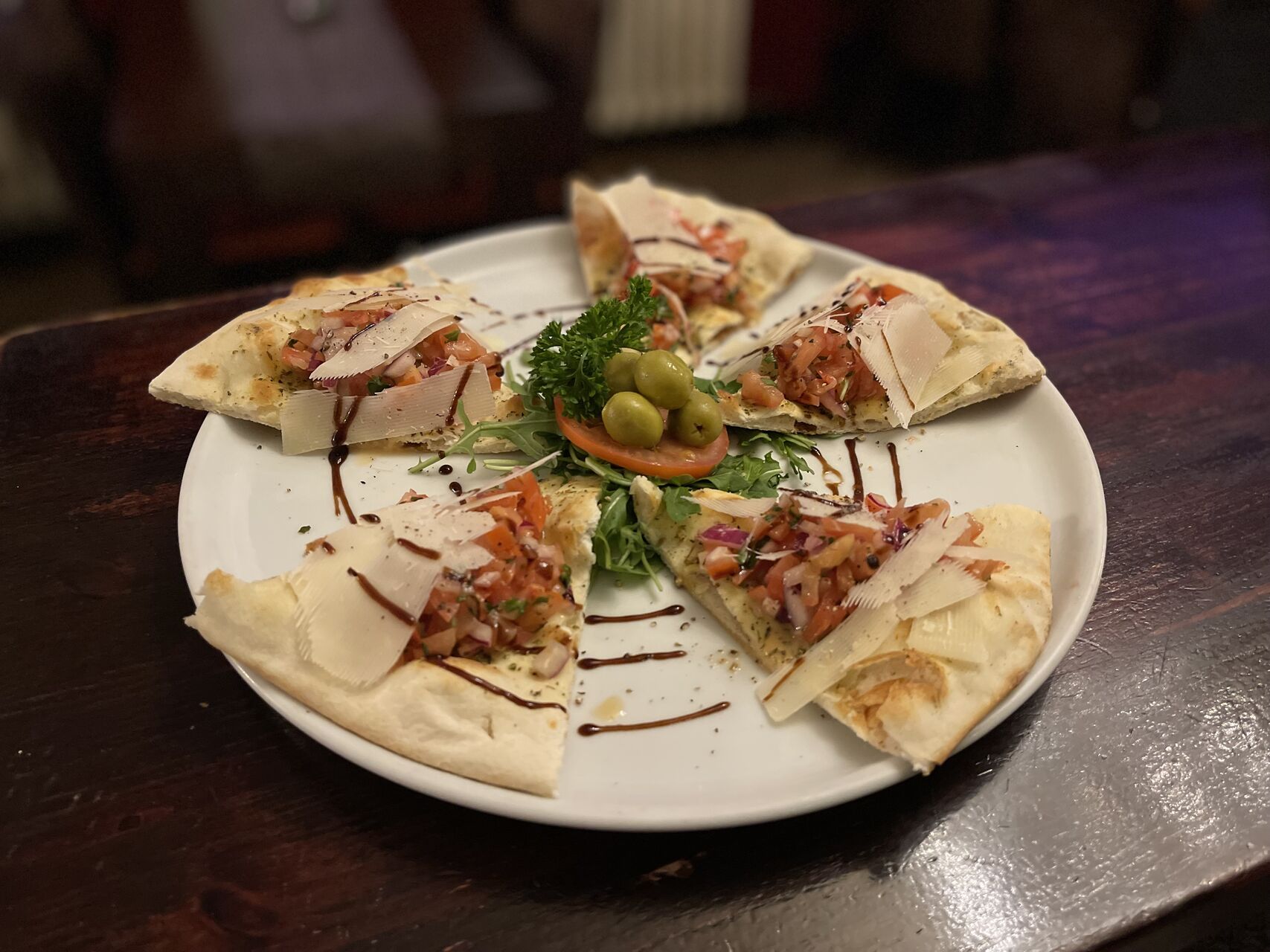 Bruschetta auf Pizzabrot