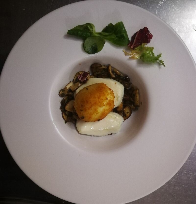 Œuf coulant frit sur lit de champignon