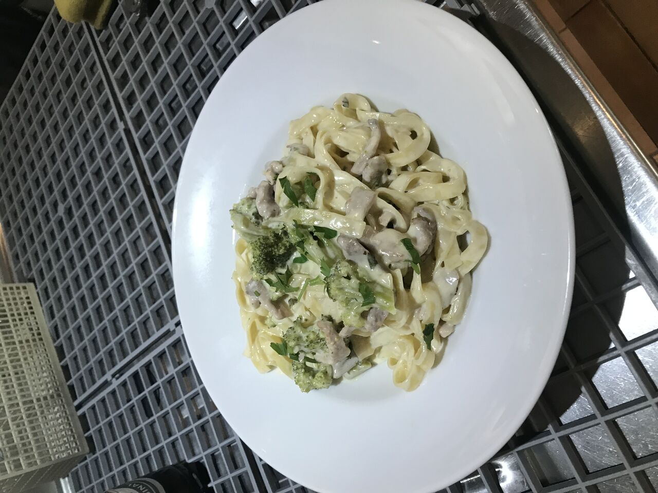 Tagliatelle mit Hähnchenstreifen und Brokkoli 