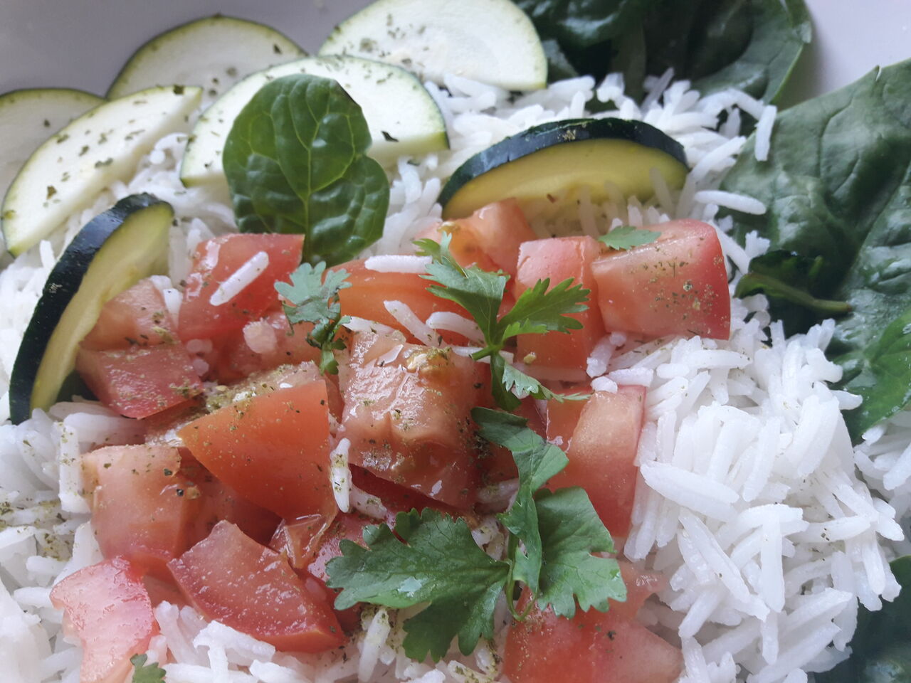 Saladas - Base de Arroz
(Diversas: frango, camarão, salmão fumado, frutas, etc.)