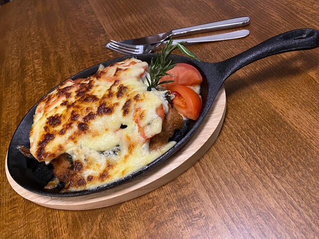 Schnitzel überbacken
Spinat/ Cremé frâiche/ Tomate/ Knoblauch/ Kroketten