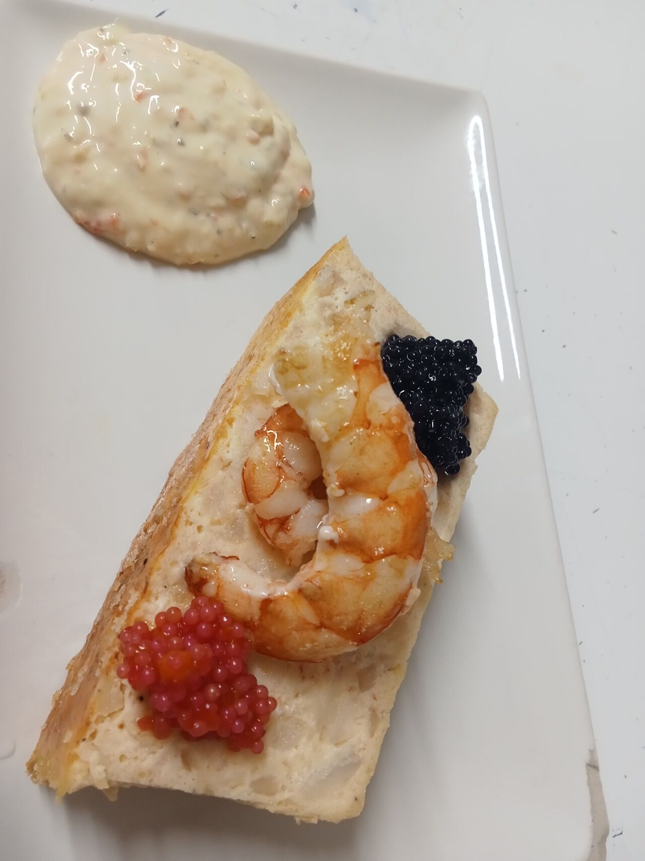 Pastel de gallineta, salsa tártara, huevas de Lumpo y gambón plancha