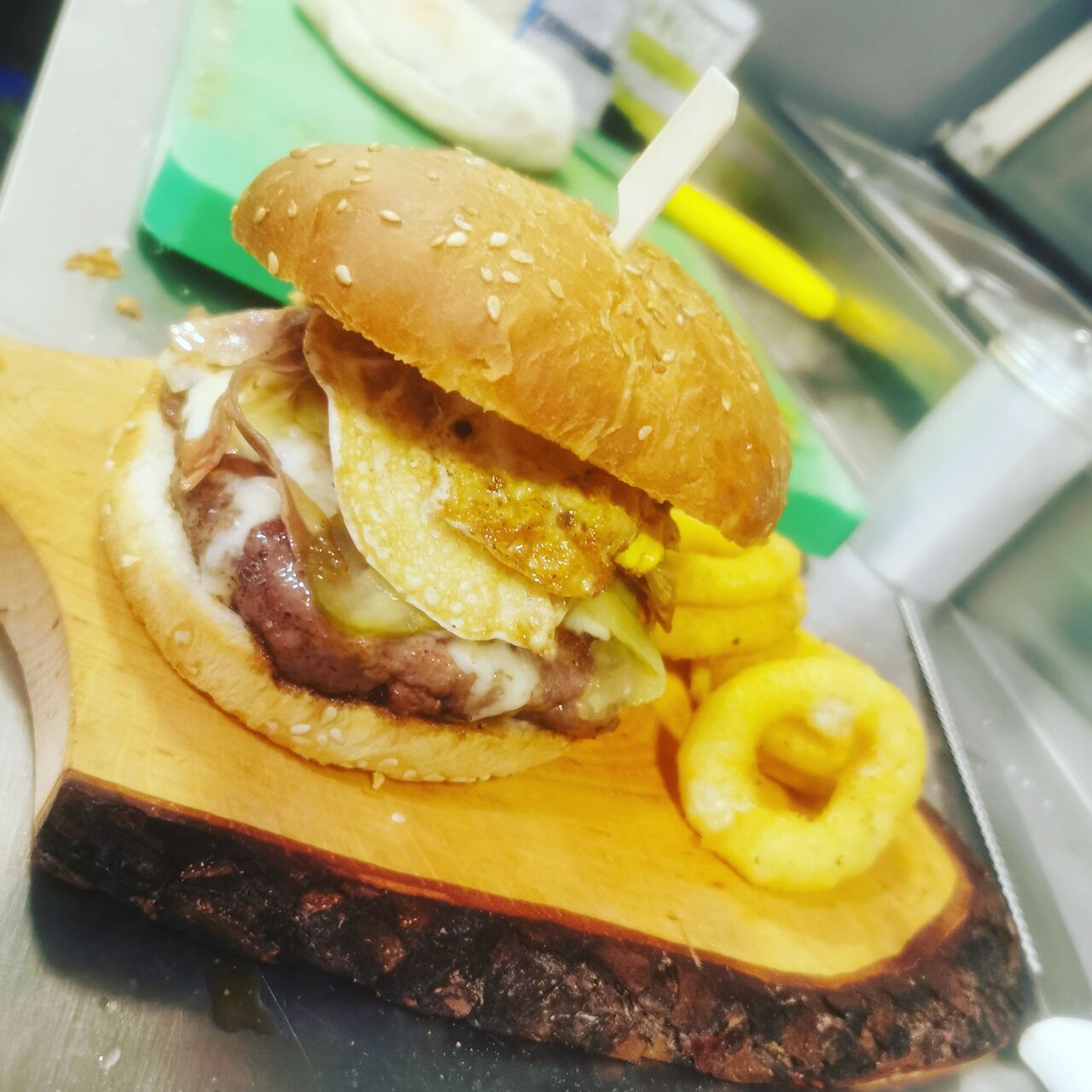 Burger Kladnjičanac s pohanom kapulom