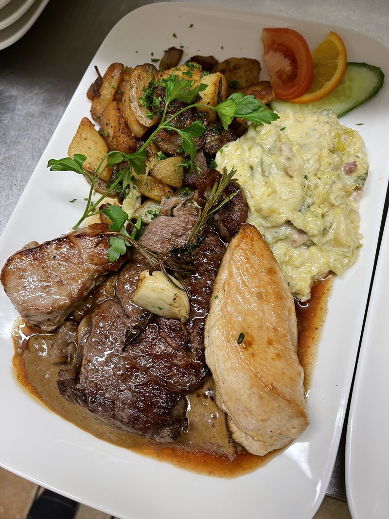 Grillteller mit Schweinefilet, Hähnchenbrust und Rumpstek