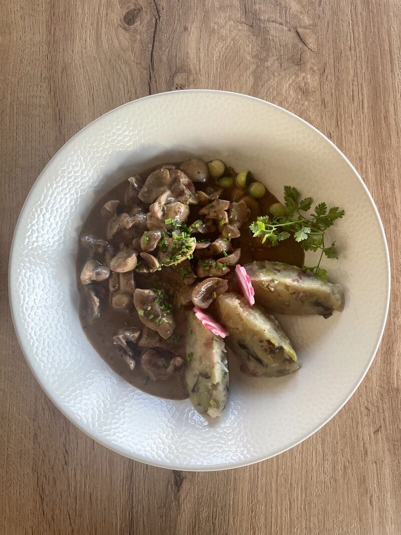 Rognons de veau, sauce moutarde à l'ancienne, purée écrasée aux fèves, olives noires et coppa