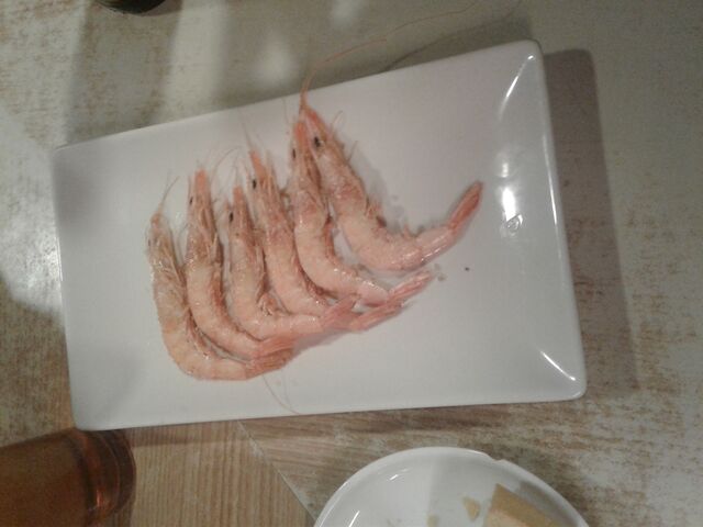 Botellin,caña o vino y 6 gambas blancas a la plancha 3,00€