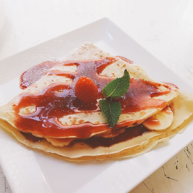 Un capricho siempre viene bien.Rico Creps relleno con fruta de temporada y variedad de siropes..