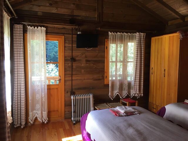 Mençuna Otel Artvin. Orman ve şelale manzaralı manzaralı odalar